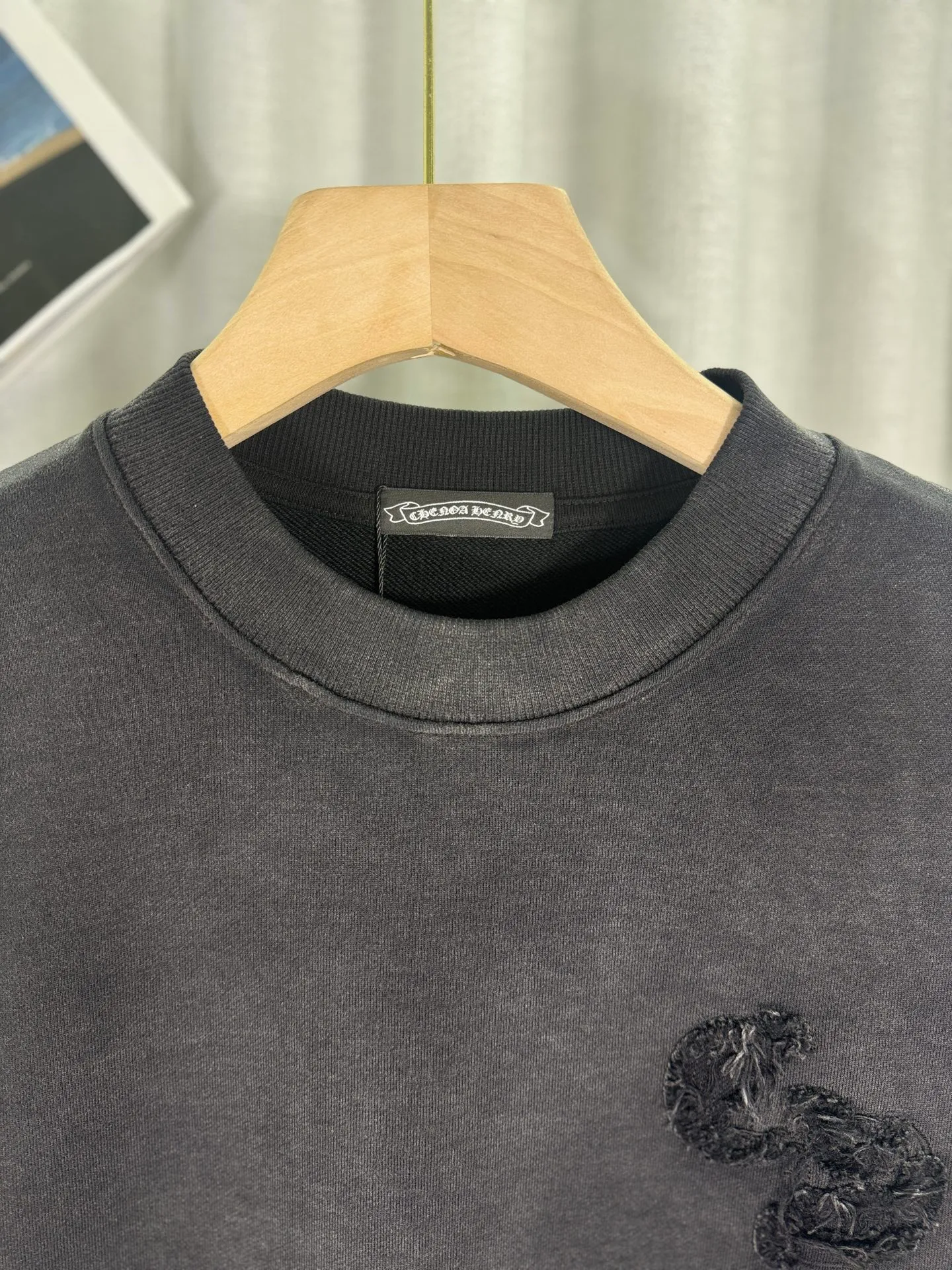 P260 top version, real shot without P, ​​different from market currency) 𝗖𝗵𝗿𝗼𝗺𝗲 𝗛𝗲𝗮𝗿𝘁𝘀/Cro Heart 2025 washed patch embroidery autumn and winter new original single counter American laser burnt 3D three-dimensional color embroidered couple casual sweatshirt 👑The highest version! Customized fabric 430g tripe terry fabric! American acid-washed and distressed original fabric laser burnt ✟appliqué embroidery and exquisite embroidery of letters! The best-selling model in the counter, very comfortable to wear. Accessories: original molded and authenticated collar label➕100% silk wash label. Genuine purchase-grade original hangtag➕matching hanging rope➕3D hanging beads➕original packaging bag. Craftsmanship: The original version has consistent wiring! The highest version of the armhole matching technique! Color: Red Black Size: S M L XL Style No.: 9308